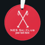 Kundenspezifisches Skifahren-nordisches alpines Ornament<br><div class="desc">Ein perfekter Entwurf für Ihren Nordic oder alpines Skiteam - criss kreuzten Skipfosten mit Raum für 2 Linien kundenspezifischen Text. Addieren Sie Ihren Skiteamnamen und/oder den Namen des Skifahrers, um einen einzigartigen Winterskientwurf zu schaffen. Groß für Cross Country oder abschüssige Skifahrer - Ende des Jahreszeitteams oder des Geschenks des Trainers....</div>
