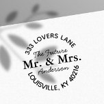 Künftige Verlobung Runde Rücksendeadresse Permastempel<br><div class="desc">Erzählen Sie Ihre spannende Neuigkeit mit dieser eleganten,  selbstfarbigen Briefmarke. Mit einem schönen Script-Schriftart und den Worten "Future Mr. & Mrs., " ist diese Briefmarke perfekt für die Personalisierung von rett-the-date,  Einladungen für eine Verlobungsfeier und Dankeskarten. Fügen Sie Ihrer Hochzeitsarbeit eine Touch von Eleganz und Spannung hinzu.</div>