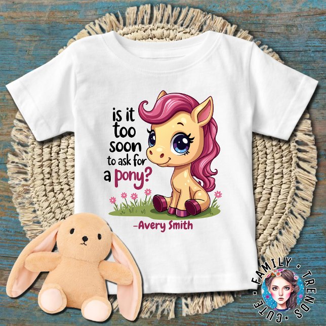 Künftiges Cowgirl ist es zu früh, um für ein Pony  Baby T-shirt (Von Creator hochgeladen)