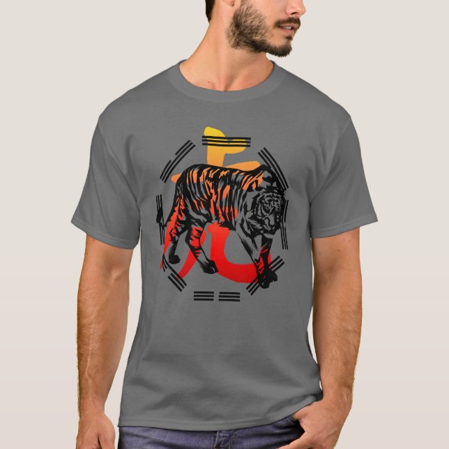 Kung Fu Tiger und Symbol-Shirt T-Shirt (Vorderseite)