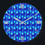 Kunst-Deko-metallisches geometrisches - Große Wanduhr<br><div class="desc">Geometrisches Muster Kunst-Dekoindustriellen Chic in einem metallischen 3 d-Effekt - Schatten von blassem zum tiefen Himmelblau auf einem tiefen Kobaltblauhintergrund</div>