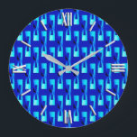 Kunst-Deko-metallisches geometrisches - Große Wanduhr<br><div class="desc">Geometrisches Muster Kunst-Dekoindustriellen Chic in einem metallischen 3 d-Effekt - Schatten von blassem zum tiefen Himmelblau auf einem tiefen Kobaltblauhintergrund</div>