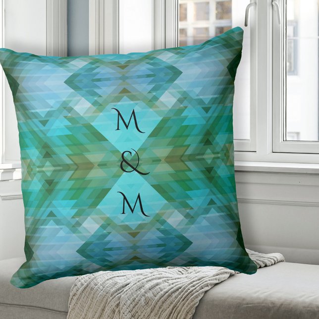 Kunsthandwerk Geometrisches Muster Minzkissen Kissen (Pillow featuring a geometric Aztec inspired pattern in mint, teal, turquoise with monogram)