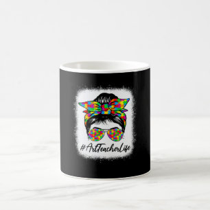 Kunstlehrer Unordentlicher Knoten unterstützt das Kaffeetasse