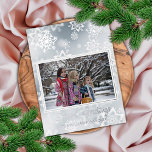 Künstlerisch Frosty Winter Ice Crystals Silver Folien Feiertagspostkarte<br><div class="desc">Einzigartige,  trendige und schlichte Weihnachtsgrusskarte mit ihrem Lieblingsfoto auf dem Hintergrund von winterlichen Schneeflocken und Eiskristallen. Mit Raum,  um sich anzupassen oder personalisieren mit einem Foto Ihrer Wahl auf der Vorderseite,  und eine anpassbare Saison Grußgedicht auf der Rückseite der Karte,  einschließlich Ihrer Rücksendeadresse,  Stadt,  Postleitzahl und Staat.</div>