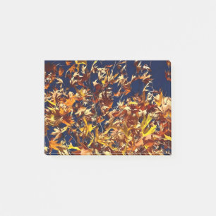 Künstlerische Herbstlaube gegen den "Deep Blue Sky Post-it Klebezettel