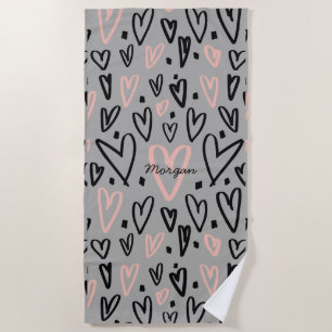 künstlerische Herzen Monogram Beach Handtuch