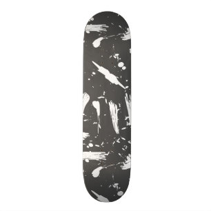 Künstlerische Schwarz-weiße Bürste streicht Skateboard