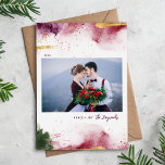 Künstlerischer Frieden und Freude 3 Foto Feiertagskarte<br><div class="desc">Moderne, individuell bedruckte Weihnachtskarten mit einer einfachen DIY-Vorlage zum Anpassen. Dieses künstlerische Design hat einen abstrakten Spritzer Hintergrund in den Farbtönen Bordeaux, Grün und Gold. Fügen Sie Ihr Foto, persönliche Begrüßung, Namen und das Jahr. Verwenden Sie die Entwurfswerkzeuge, um die Schriftart und Farben zu bearbeiten. Die Rückseite hat Platz, um...</div>