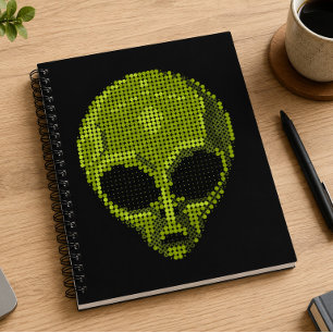 Künstlerischer grüner Alien-Kopf auf schwarzem Hin Notizbuch