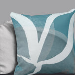 künstlerisches Abstract Design | Türkis, grau und  Kissen<br><div class="desc">Modernes Kissen mit einem abstrakten, künstlerisch gestalteten Blatt in einer türkisfarbenen, grauen und weißen Farbpalette. Diese abstrakte Komposition basiert auf Kombinationen Bio Formen und Linien, die sich überlagern und zu einem komplizierten abstrakten Muster zusammenfügen. Das weiße und graue Design harmoniert mit dem türkisblauen Hintergrund. Ein stilvolles künstlerisches Kissen für Ihr...</div>
