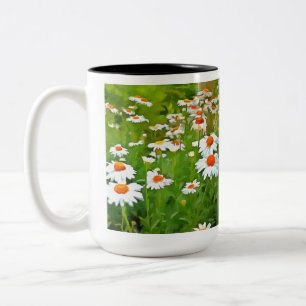 Künstlerisches Licht und farbenfrohe weiße Gartend Zweifarbige Tasse