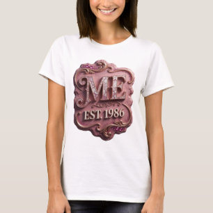 Künstlerisches Rosa ME EST 1986 Grafikdesign T-Shirt