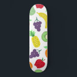 Künstlerisches Sommerkolorstenmuster Skateboard<br><div class="desc">Dieses künstlerische und einzigartige Muster ist perfekt für die Sommersaison. Es zeigt ein helles und lebendiges, farbenfroh gemaltes Acrylfruchtmuster mit Birnen, Äpfeln, Bananen, Orangen, Trauben und Kiwi auf einem einfachen weißen Hintergrund. Es ist modern, cool und ein spielerischer Feinschmecker-Druck. ***WICHTIGE HINWEIS FÜR DESIGN: Für individuelle Designanfragen, wie z.B. passende Produktanfragen,...</div>