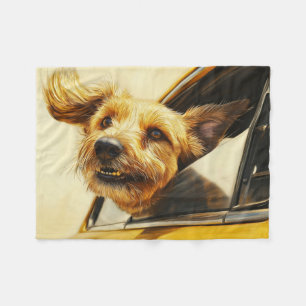 Kunstprint: Verspielter Hund genießt Autofahrt Fleecedecke