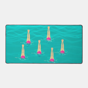 Kunstschwimmer schwimmen unter Wasser  Schreibtischunterlage
