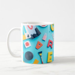 Kunstvoll auf einem dunklen Hintergrund angeordnet Kaffeetasse