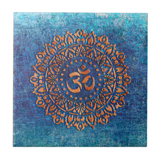 Kupfer Farbe Ohm Symbol Mandala auf blauem Hinterg Fliese