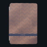 Kupfer Rose Gold Foil Zickzack Navy Blue Monogram iPad Mini Hülle<br><div class="desc">Chic Copper Rose Gold Foil Zickzack Navy Blue Monogram Cover mit elegantem dunkelblauen Hintergrund und Platz für Ihren Namen oder anderen benutzerdefinierten Text. Einfach mit Text, Schriftart und Farben anpassen. Erstellt von Zazzle pro Designer BK Thompson © exklusiv für Cedar und String; bitte kontaktieren Sie uns, wenn Sie Hilfe benötigen,...</div>