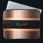Kupferbronze, schwarze Bezeichnung Laptopschutzhülle<br><div class="desc">Elegant,  glamourös und trendig. Imitate bronzen metallisch aussehenden Hintergrund mit Imitaten Kupferbänder. Vorlage für einen Namen auf schwarzem Hintergrund. Moderne Handgearbeitete Stilschrift,  goldene Buchstaben.</div>