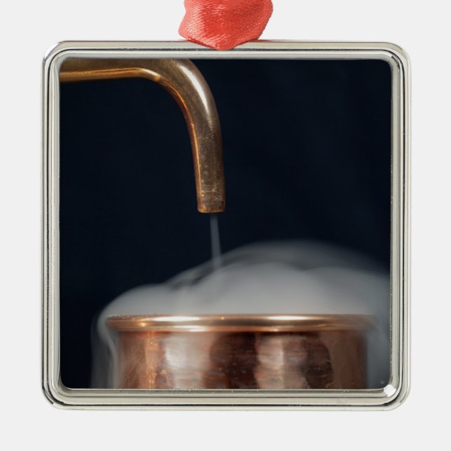 kupfernes Rohr einer Brennerei mit Dampf Ornament Aus Metall (Vorne)