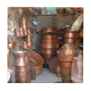 Kupfertöpfe auf dem Markt Fliese