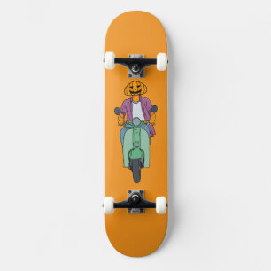 Kürbis-Reiter auf Minz-Scooter Skateboard