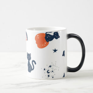 Kürbis und Katzen niedlich zwischen Tasse