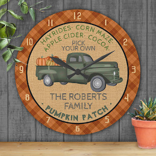 Kürbisfarm im Vintage-LKW Herbst Karo Rustikal Runde Wanduhr