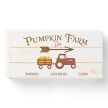Kürbisfarm-Traktor im Herbst, Smores Heufahrten, A