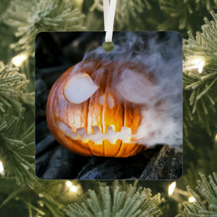 Kürbiskopf brennt an Halloween Ornament Aus Metall
