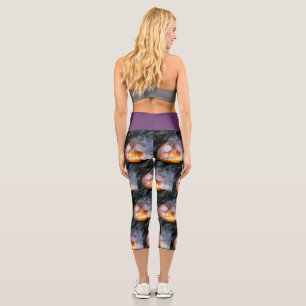 Kürbiskopf des Kopflosen Reiters steht in Flammen Capri Leggings