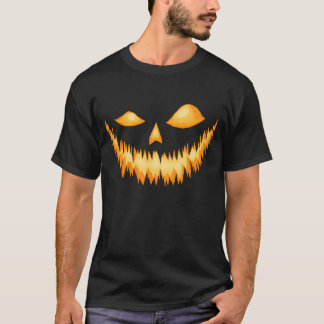 Kürbislaterne in der Dunkelheit mit einem T-Shirt
