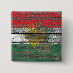 Kurdische Flagge auf rauen Holzplatten Effekt Button