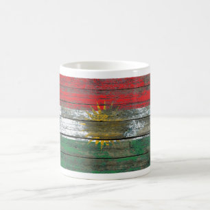 Kurdische Flagge auf rauen Holzplatten Effekt Tasse