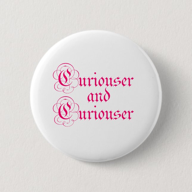 Kuriouser Button (Vorderseite)