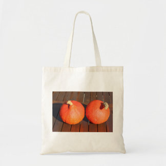 Kürme auf einem Holztisch Tragetasche