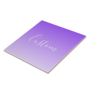 Kursiver Schriftname & editierbarer helllila Ombre Fliese