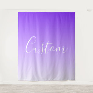 Kursiver Schriftname & editierbarer helllila Ombre Wandteppich