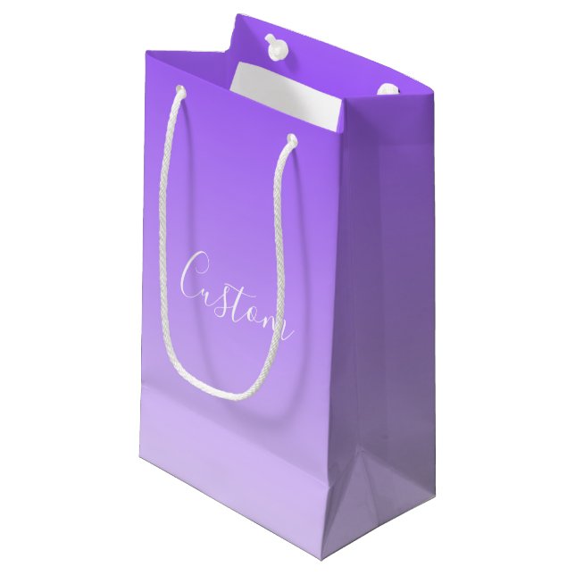 Kursiver Schriftname & editierbarer leichter lila  Kleine Geschenktüte (Vorderseite Schrägansicht)