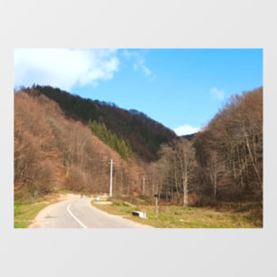 Kurvenreiche Straße durch den Wald – Wilde Natur R Fensteraufkleber