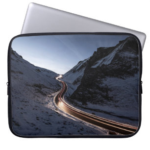 Kurvenreiche Straße inmitten eines schneebedeckten Laptopschutzhülle