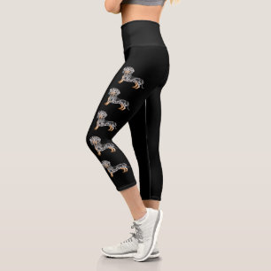 Kurze Dackel-Hunde mit Schwarz-Tan-Daple Capri Leggings