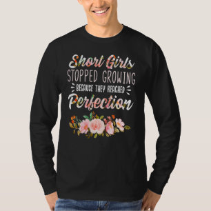 Kurze Mädchen hörten auf zu wachsen, weil sie P T-Shirt