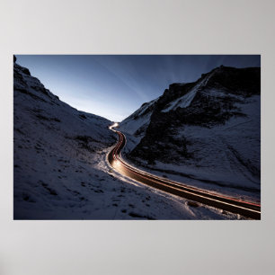 KURZSTRASSE INMITTEN DES SCHNEES ÜBERDECKTER BERG POSTER