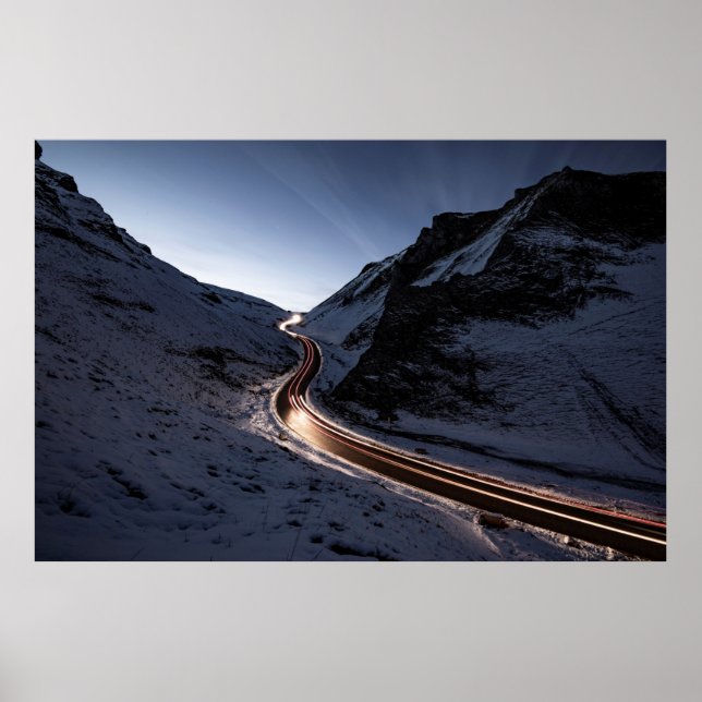 KURZSTRASSE INMITTEN DES SCHNEES ÜBERDECKTER BERG POSTER (Vorne)