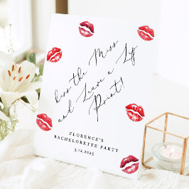 Küss die Frau und verließ ein Lippenprint Bachelor Sockelschild