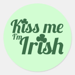 Küss mich, dass ich irisch bin runder aufkleber