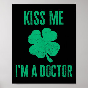 Küss mich, ich bin Arzt-Shirt Lustiges Irisches St Poster