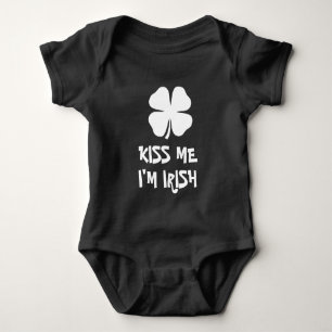 Küss mich, ich bin irisch St. Patricks Day Babyoov Baby Strampler